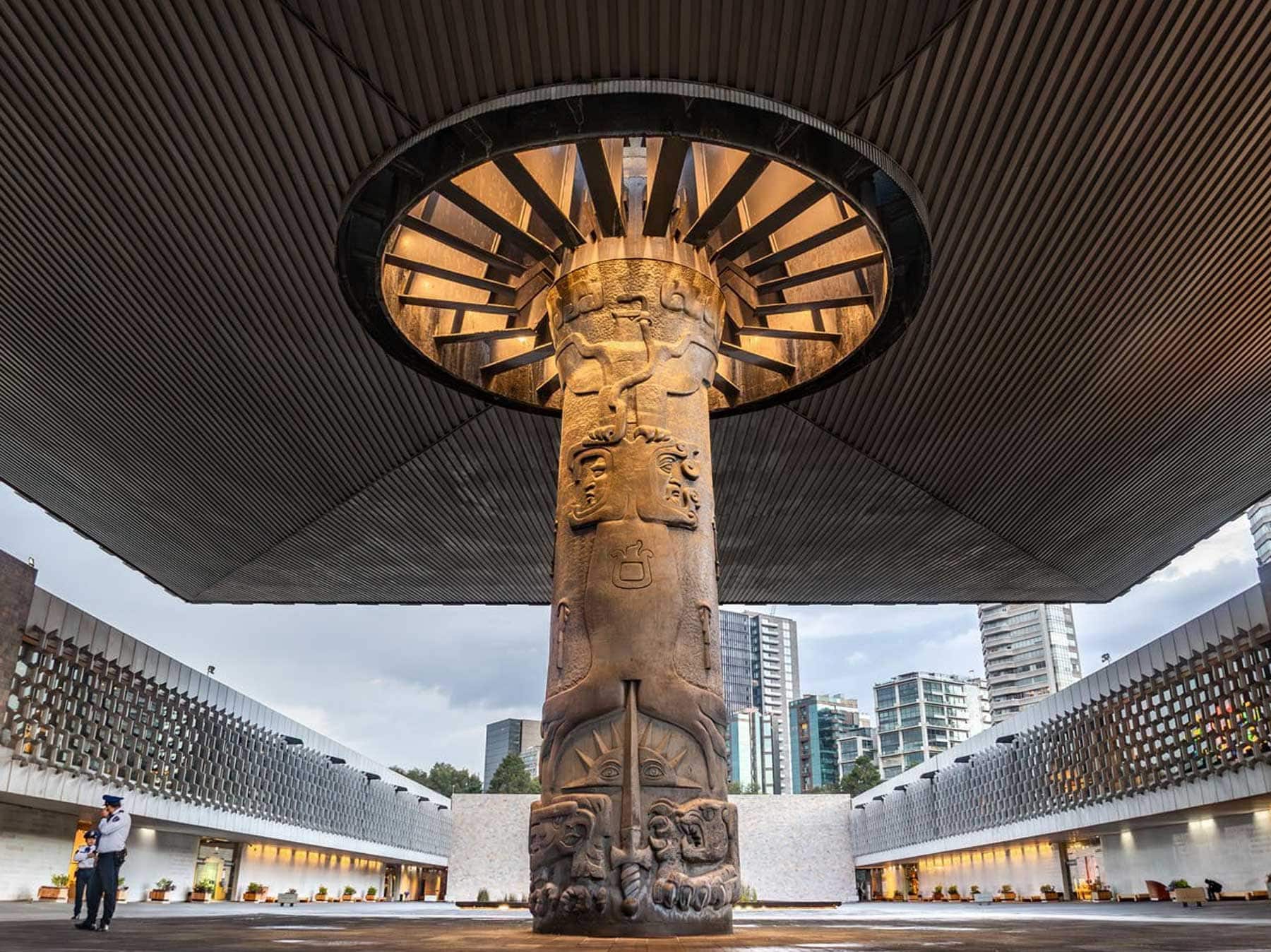 Fachada y patio central del Museo Nacional de Antropología en Polanco