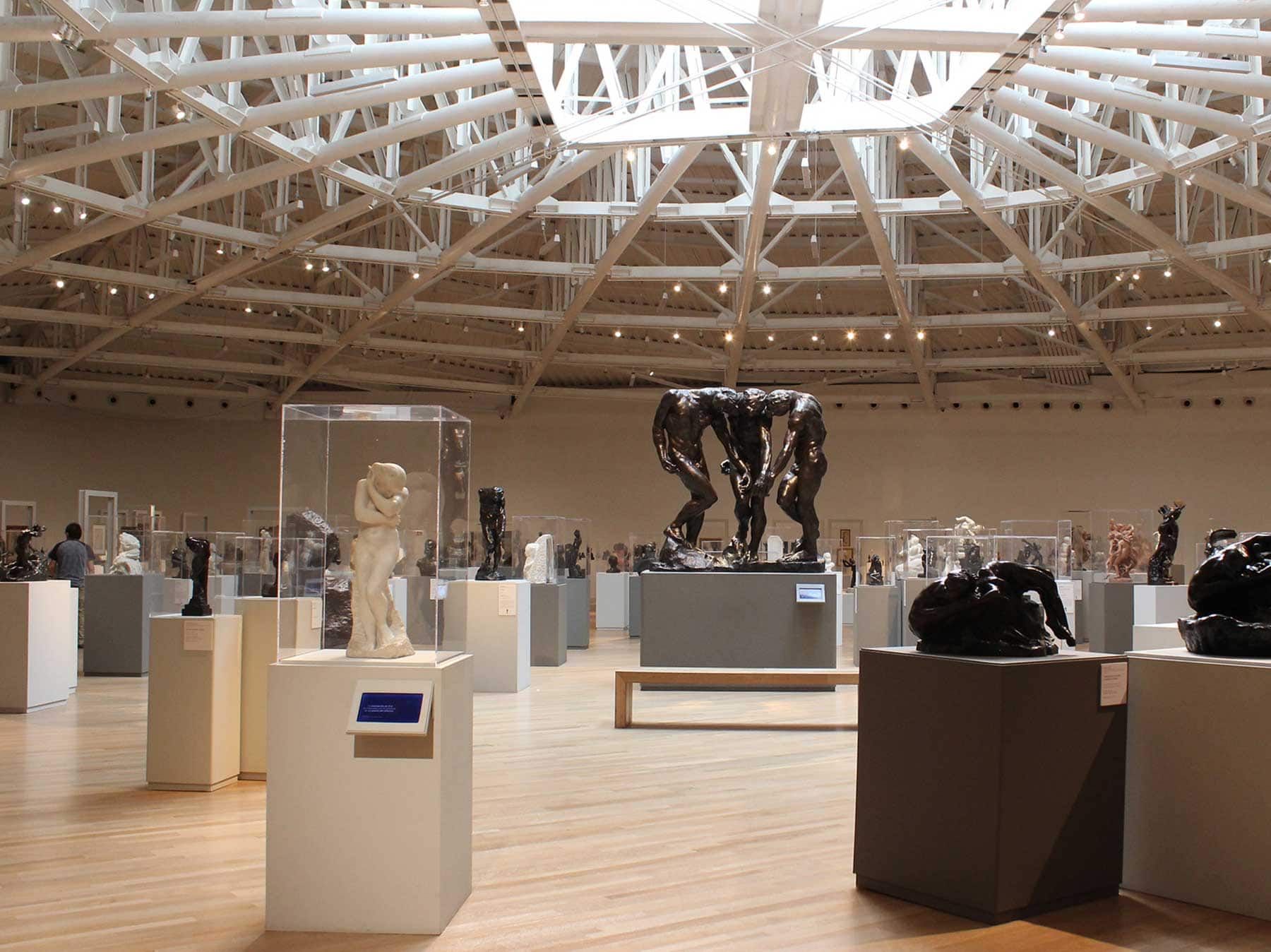 Sala de esculturas de Rodin bajo la cúpula del Museo Soumaya en Polanco