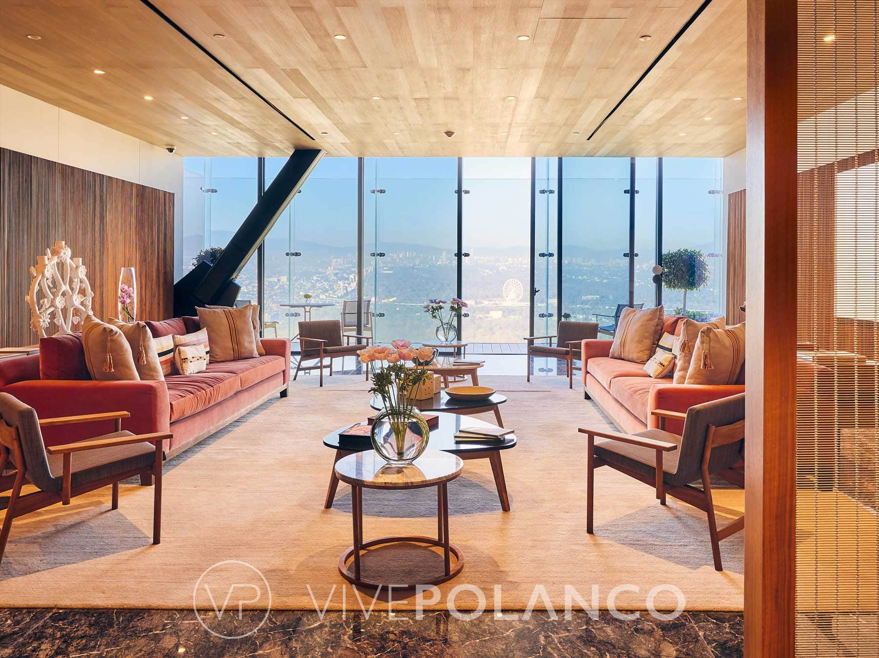 Salón de residentes de The Ritz-Carlton Residences, Mexico City, con vista a la ciudad