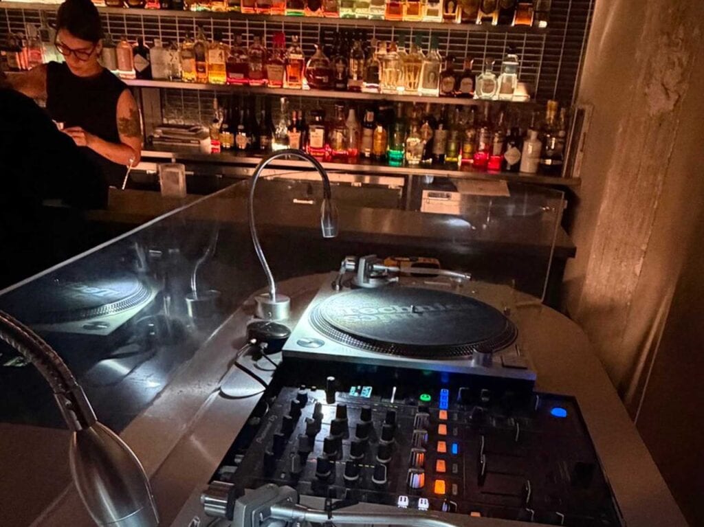 Ro Upstairs, listening bar de vinilos en el segundo piso de Anatole France 71B sobre Tori Tori