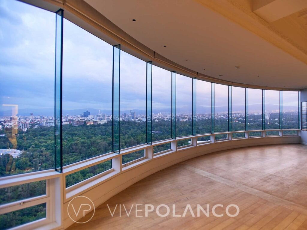 Vista panorámica del Bosque de Chapultepec desde el interior de una residencia en Rubén Darío 115