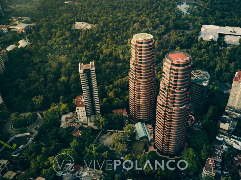 Vista aérea de las Torres Coca-Cola de Residencial del Bosque con el helipuerto en la azotea, rodeadas por el Bosque de Chapultepec