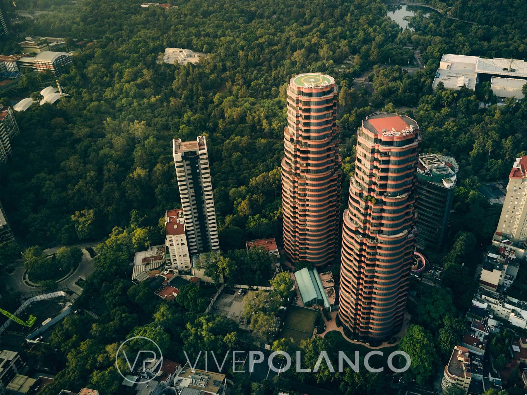Vista aérea de las torres de Rubén Darío 115 y el Bosque de Chapultepec al fondo