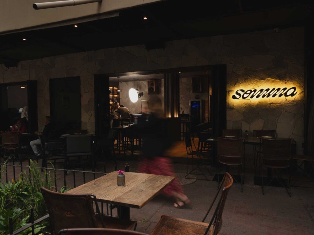 Interior de Somma Wine Bar Polanco en Virgilio 8, especializado en vinos naturales
