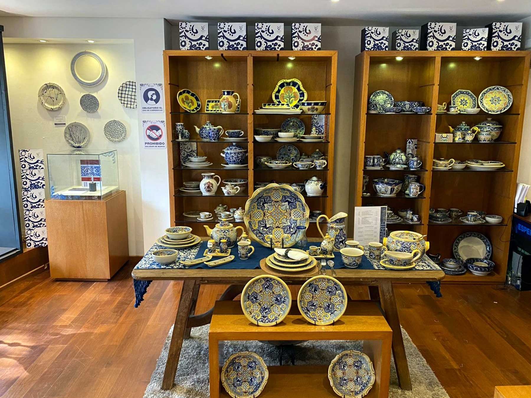 Interior de la tienda Uriarte Talavera en Polanco con vajillas y piezas exhibidas en estantería de madera