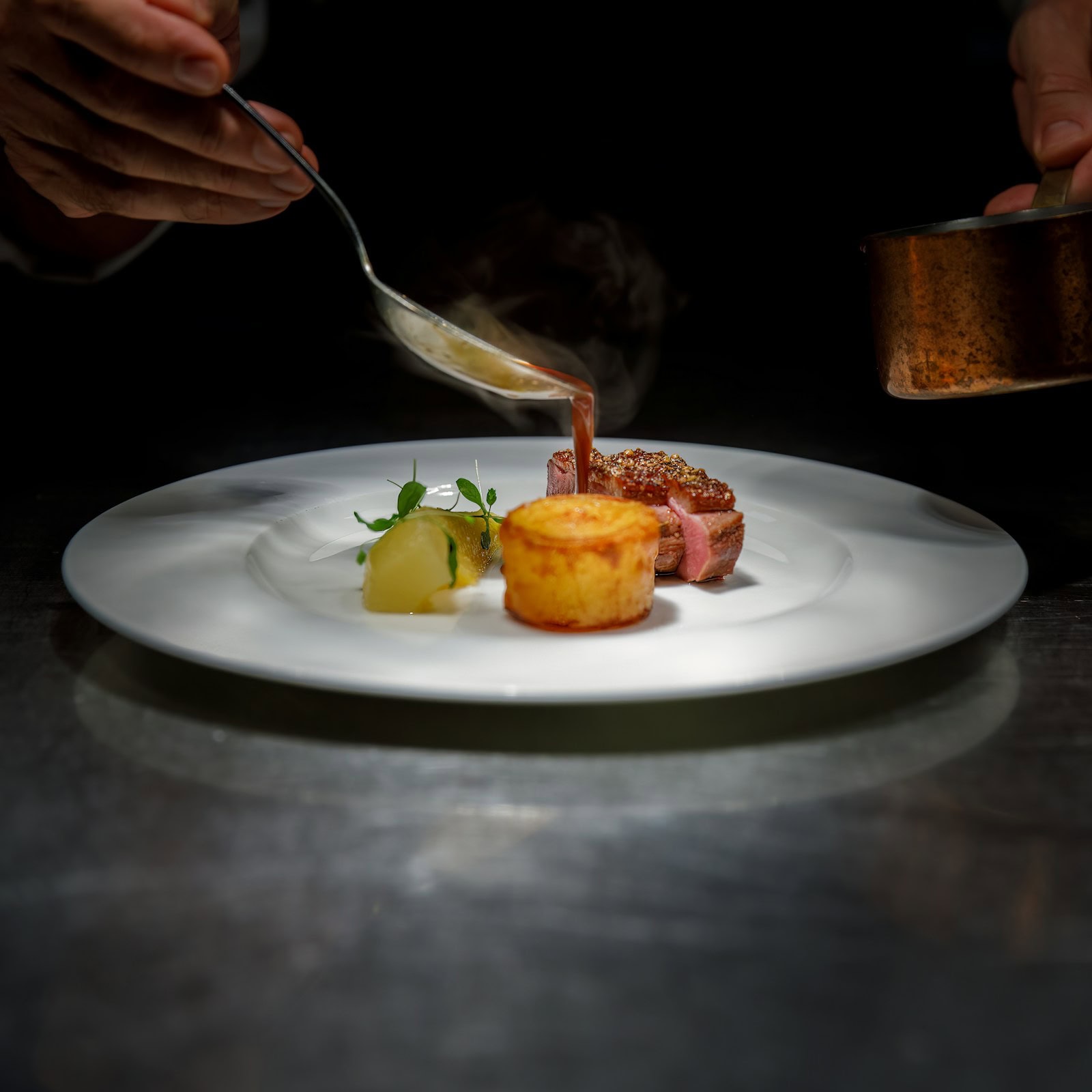 Platillo de autor estilo asador en Animal Masaryk, Polanco — corte sellado con salsa al momento