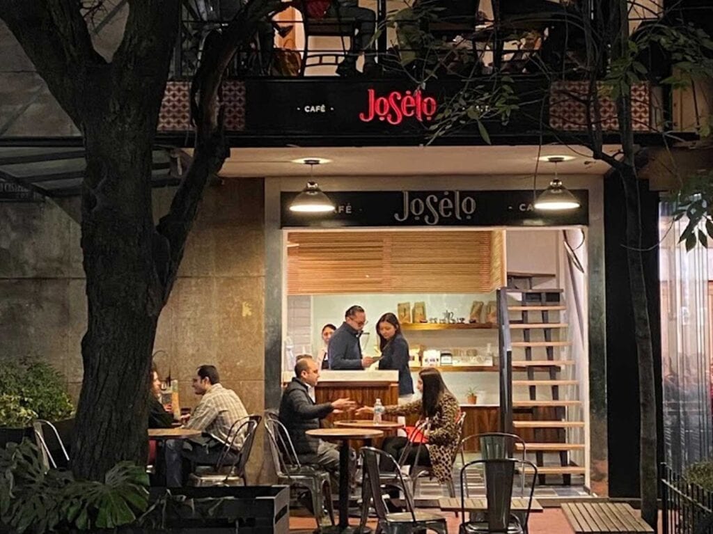 Café Joselo frente al Parque Lincoln en Polanco