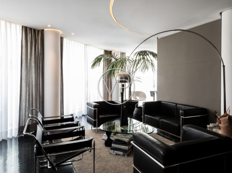 Sala de Heráclito 331 con lámpara de arco y ventanales de piso a techo, Polanco