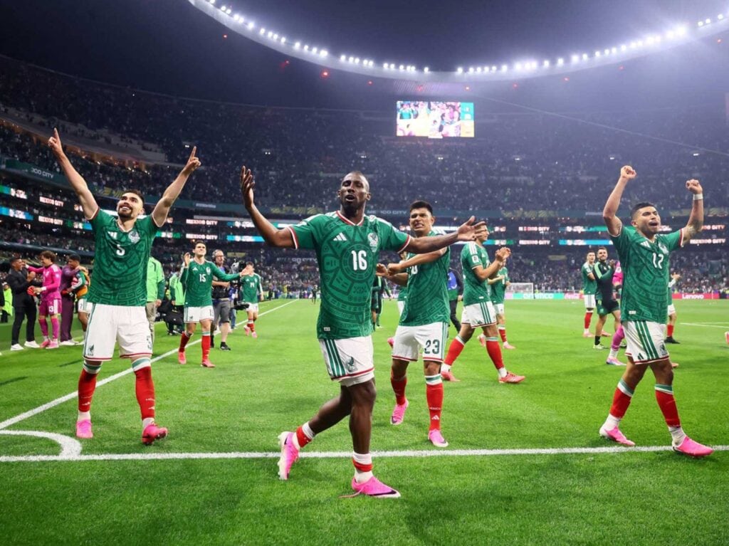 Jugadores de la Selección Mexicana celebran con los brazos en alto en la cancha del Estadio Azteca durante el Mundial 2026