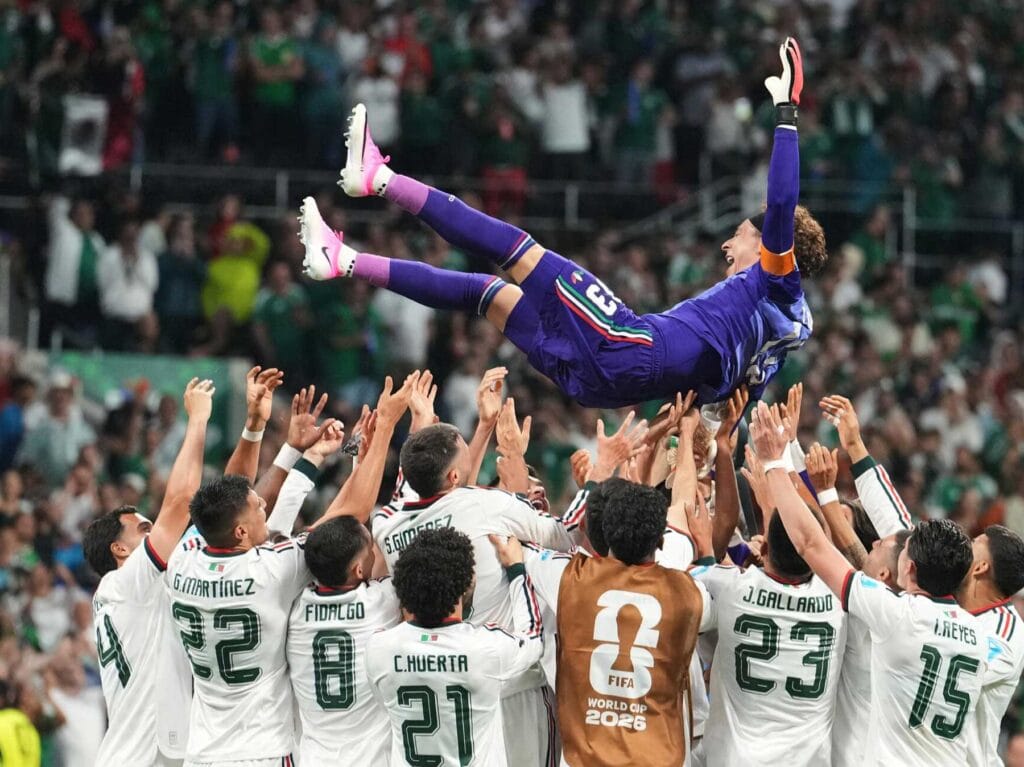 Selección Mexicana celebra un triunfo del Mundial 2026 lanzando al aire al portero, entre banderas y afición en las gradas