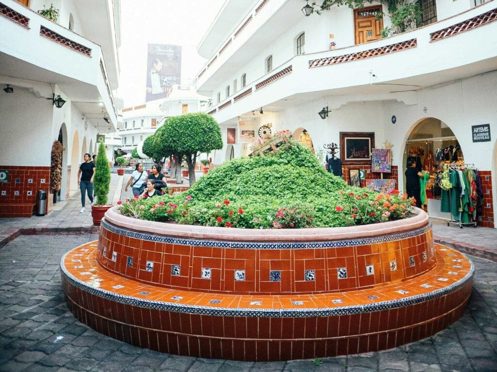 Vista de un pasaje peatonal arbolado en Polanco, Ciudad de México