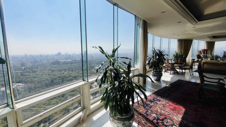 Estancia del penthouse en Residencial del Bosque, Rubén Darío 115, Polanco, con vista al Bosque de Chapultepec