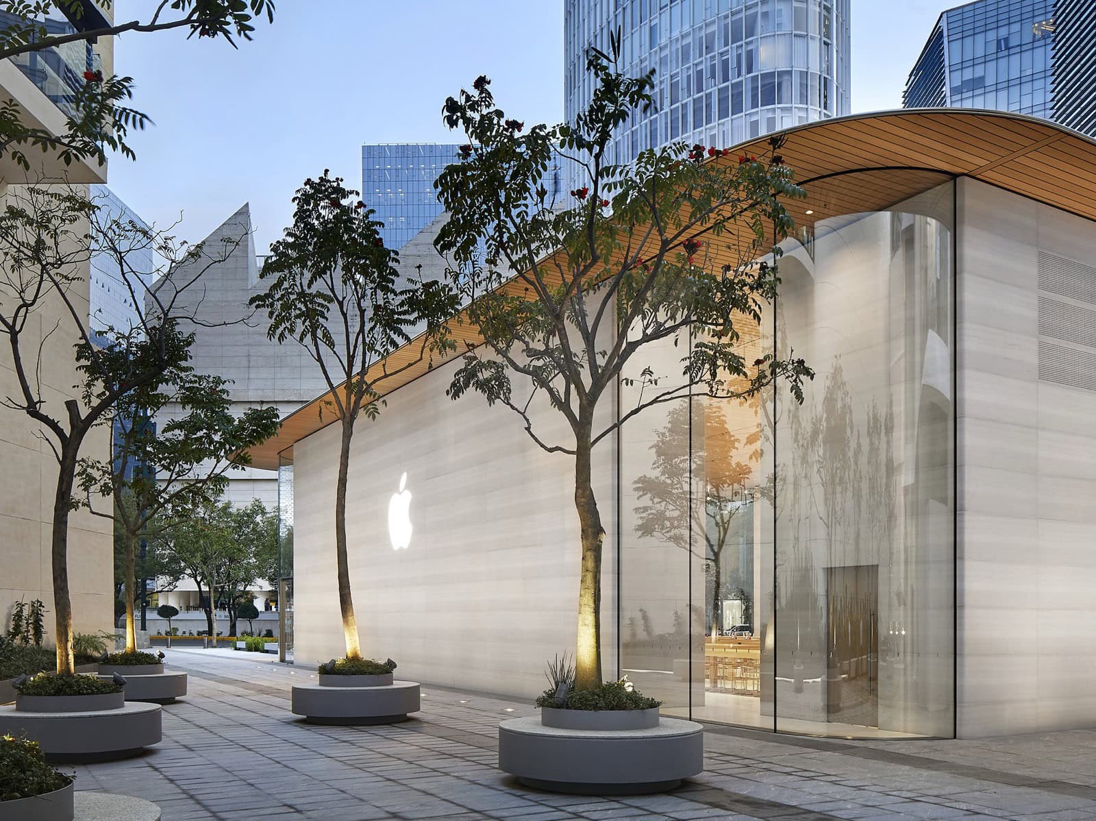 Fachada del pabellón de Apple Antara en Nuevo Polanco, con el logo de Apple sobre la entrada