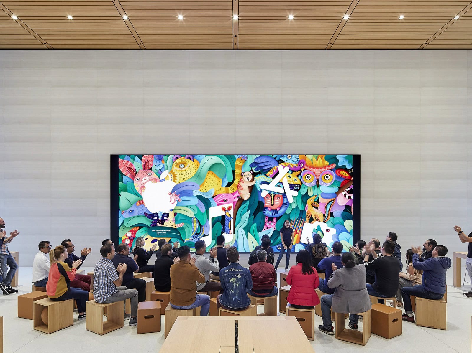 Sesión de Today at Apple en El Foro de Apple Antara, con el mural de la pantalla central