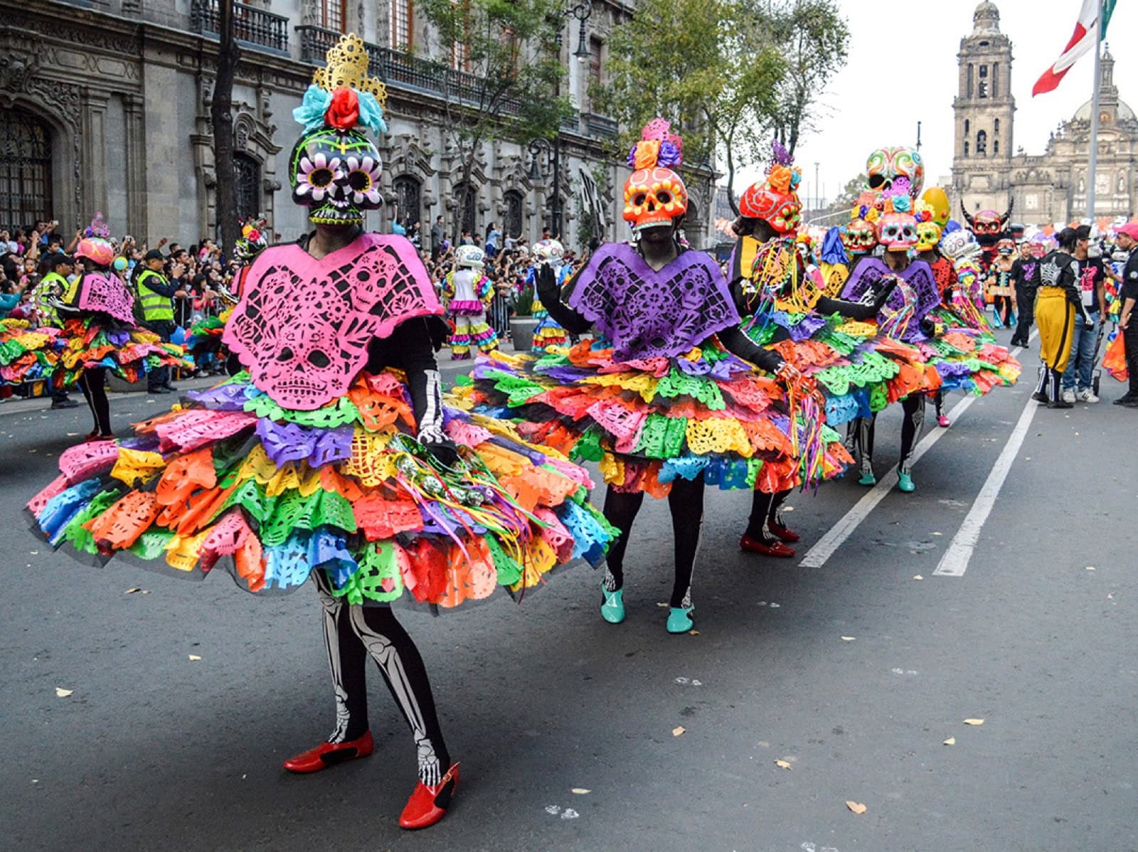 Bailarinas con vestidos de papel picado en el Gran Desfile de Día de Muertos, Ciudad de México