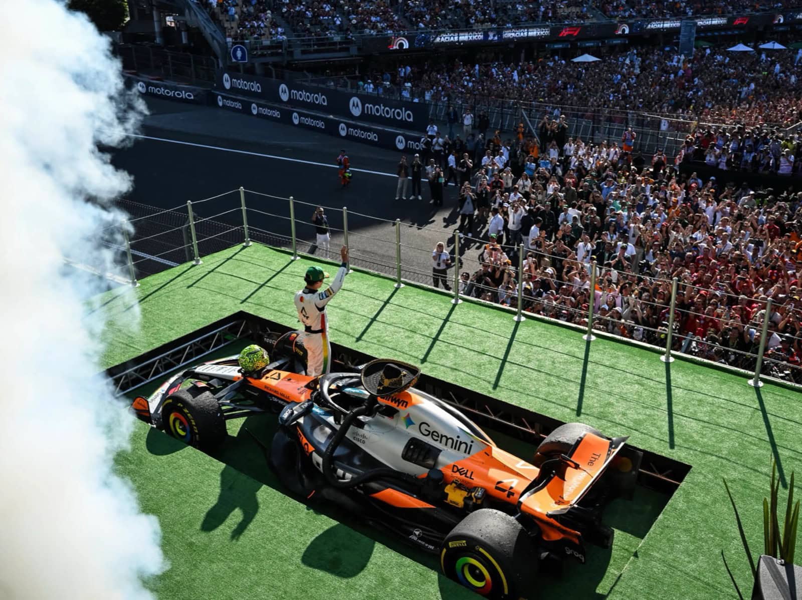Piloto de McLaren saludando a la afición desde el podio en el Gran Premio de México