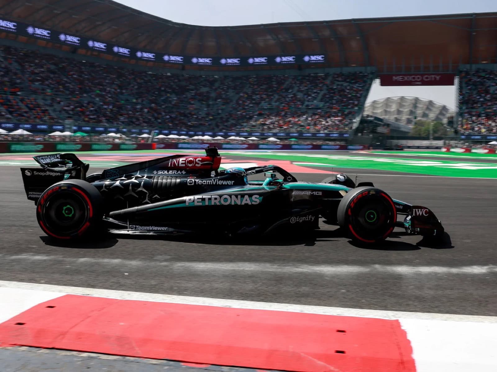 Auto de Fórmula 1 de Mercedes en pista durante el Gran Premio de México