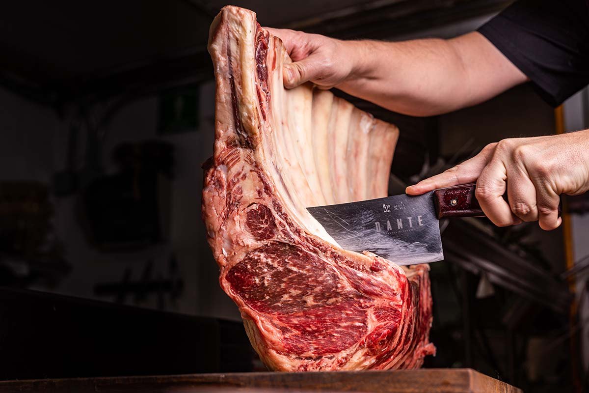 Tomahawk con cuchillo de DANTE Brasa y Fuego en Polanco
