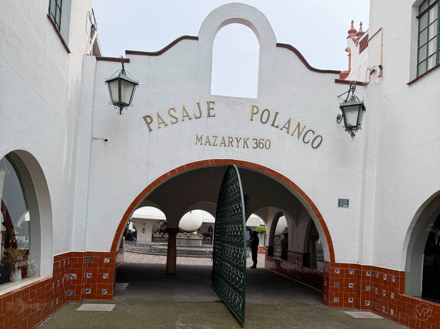 Arco de entrada del Pasaje Polanco sobre Masaryk