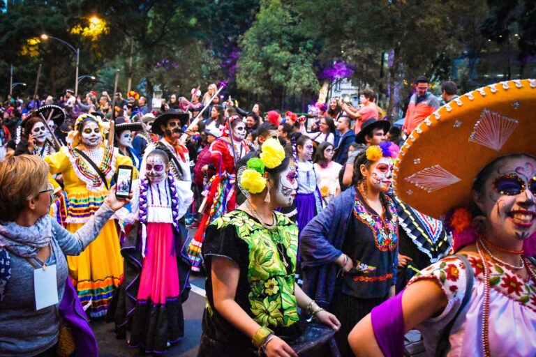 Catrinas con maquillaje de calavera y trajes de colores en la mega procesión de Día de Muertos en la Ciudad de México