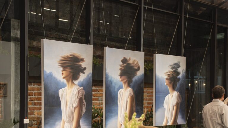 Tres obras de gran formato de JoCa, de la serie Echoes of Haworth, colgadas en fila en Galera 32, Ciudad de México