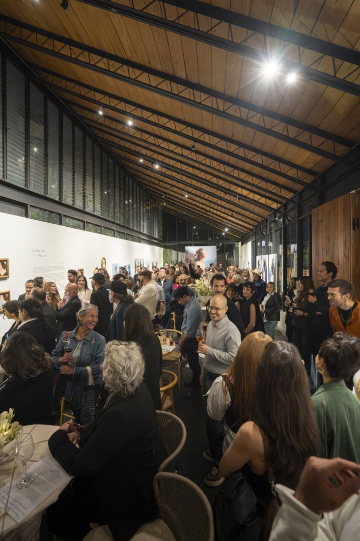 Sala llena durante la inauguración de Echoes of Haworth, de JoCa, en Galera 32, Ciudad de México