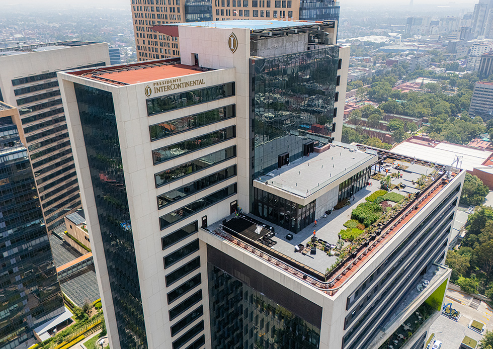 Vista aérea del hotel Presidente InterContinental Mexico City Miyana en la Torre A del complejo Miyana, Nuevo Polanco, con su terraza ajardinada