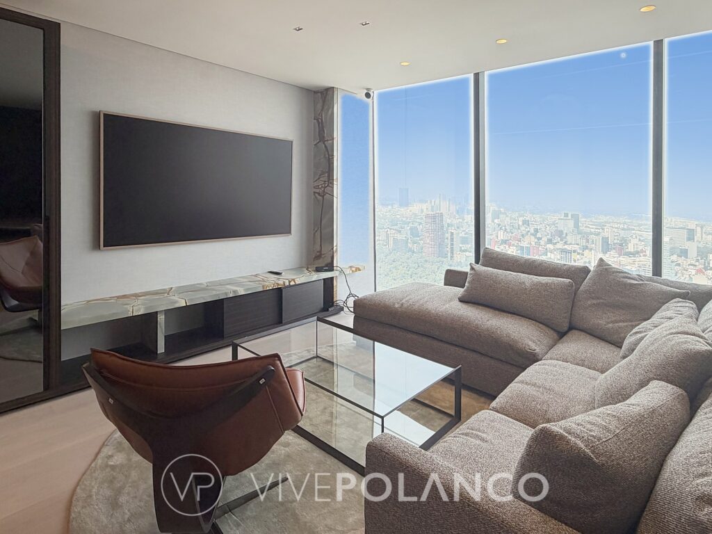Residencia 4804: sala con TV y ventanales