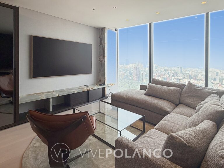 Residencia 4804: sala con TV y ventanales