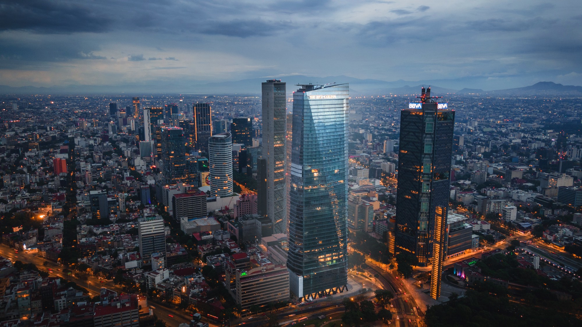 Torre de The Ritz-Carlton Residences, Mexico City sobre Paseo de la Reforma de noche