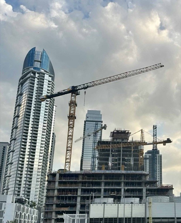 Grúas torre sobre un edificio en construcción en Miami