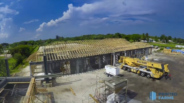 Vista aérea de una obra en construcción con grúa, tomada de un time-lapse de Motionize